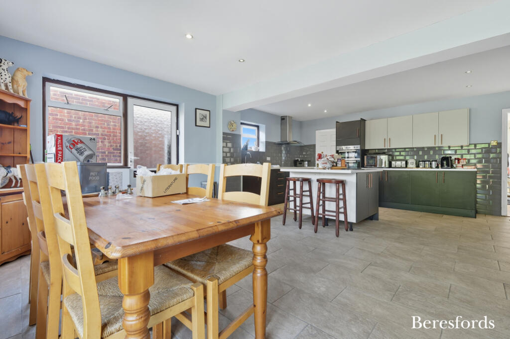 Rayleigh Road, Hutton, CM13 photo 3