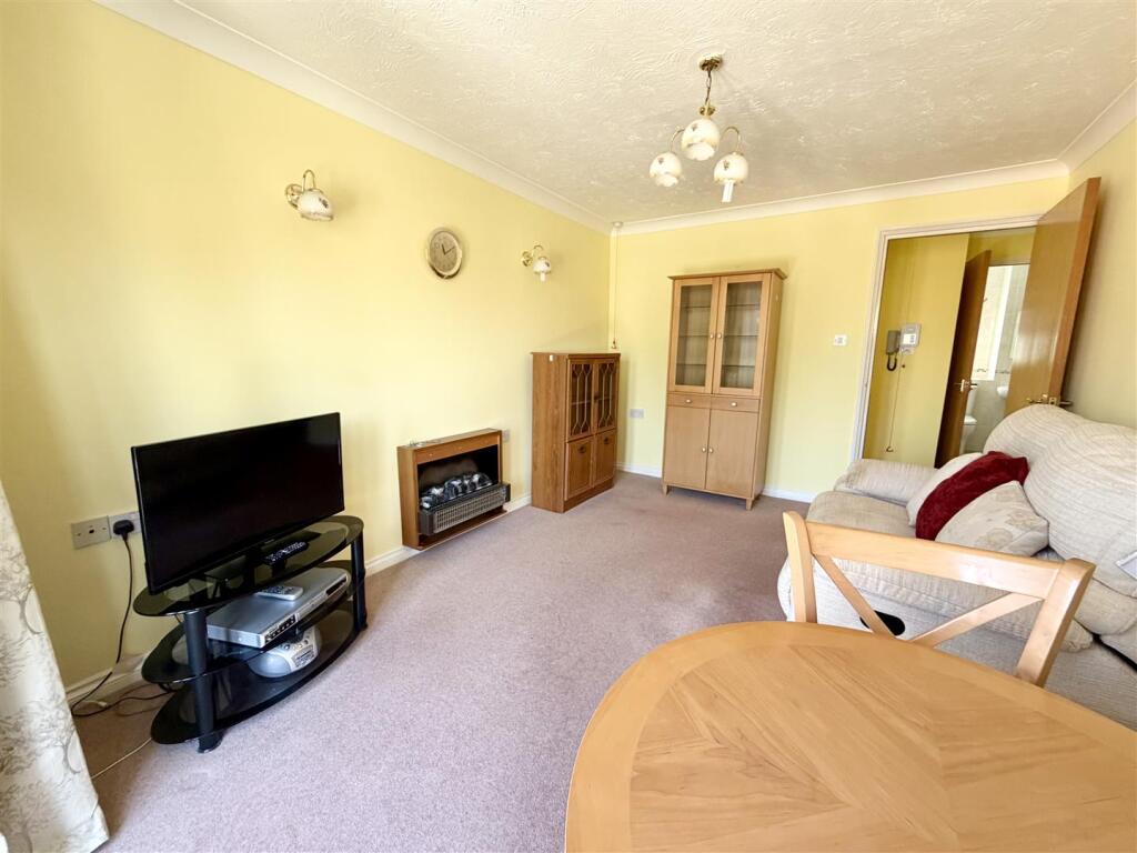 Apartment in Upton, Lytchett Minster and Upton - View 4