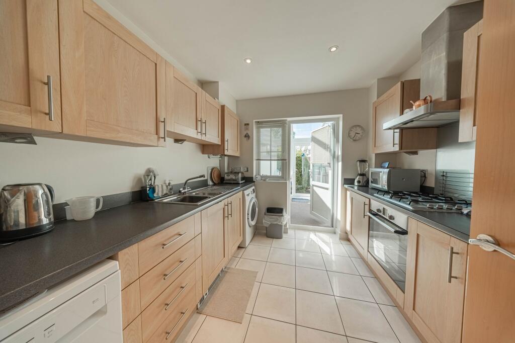 Kingfisher Drive, Haywards Heath, RH16 photo 3