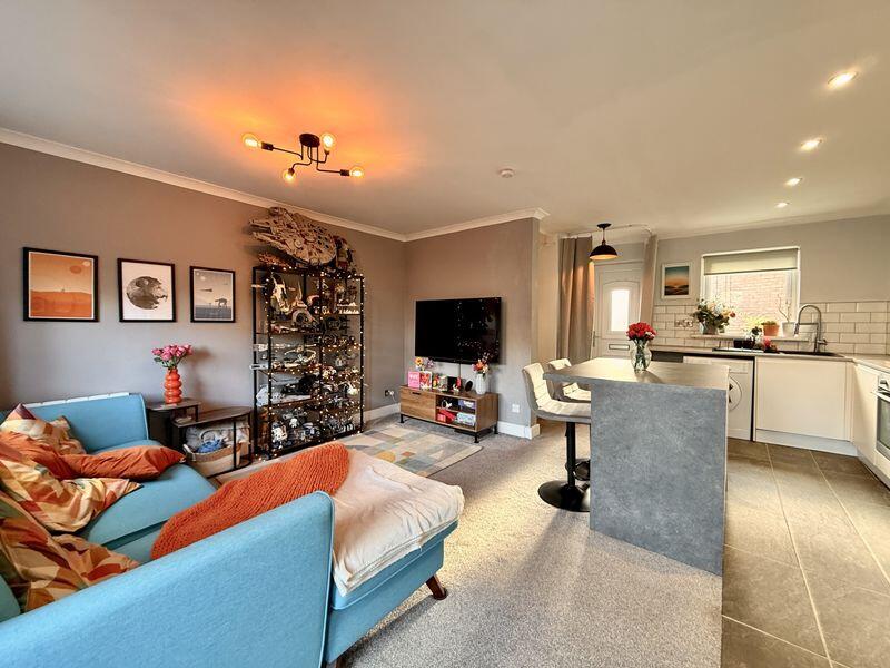 Carroll Road, Plymouth Ideal first-time buy: modern 2-bed home with sunny enclosed garden. - View 4