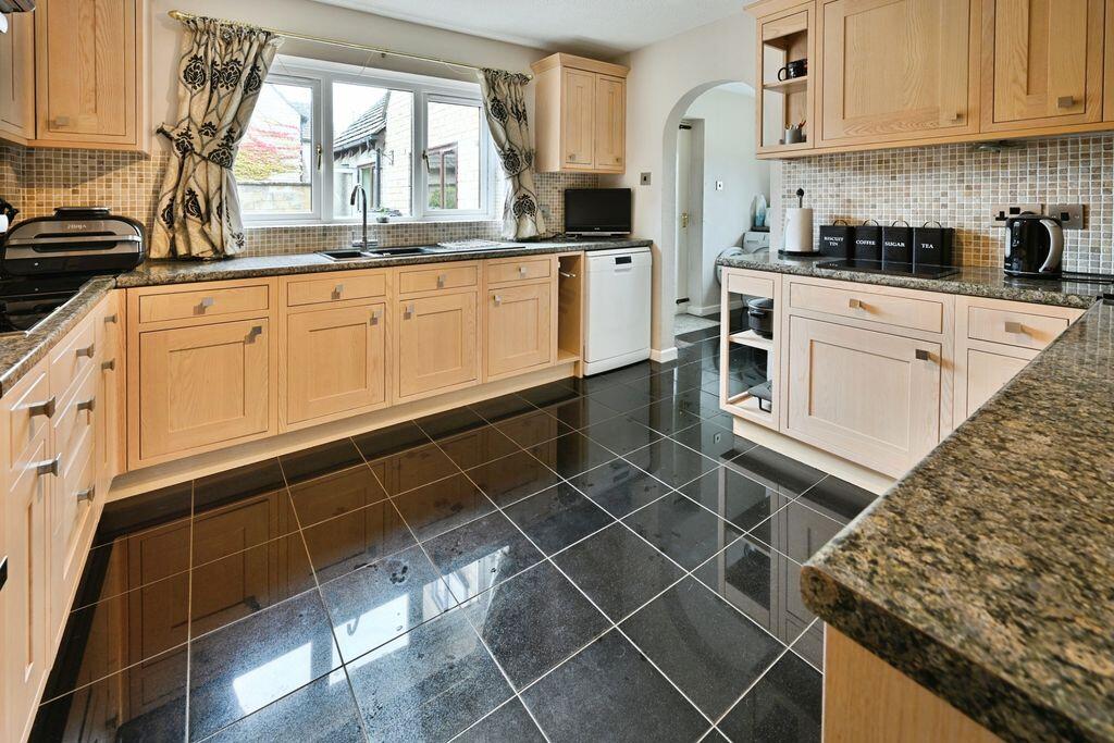House in Gloucester - View 4