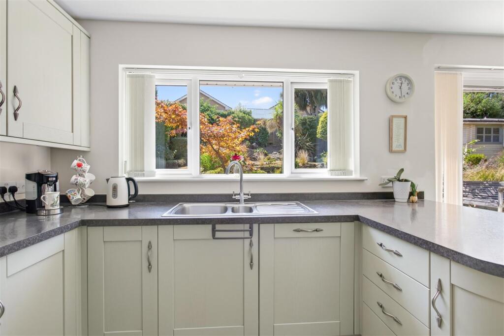 House in Bridport, West Bay - More