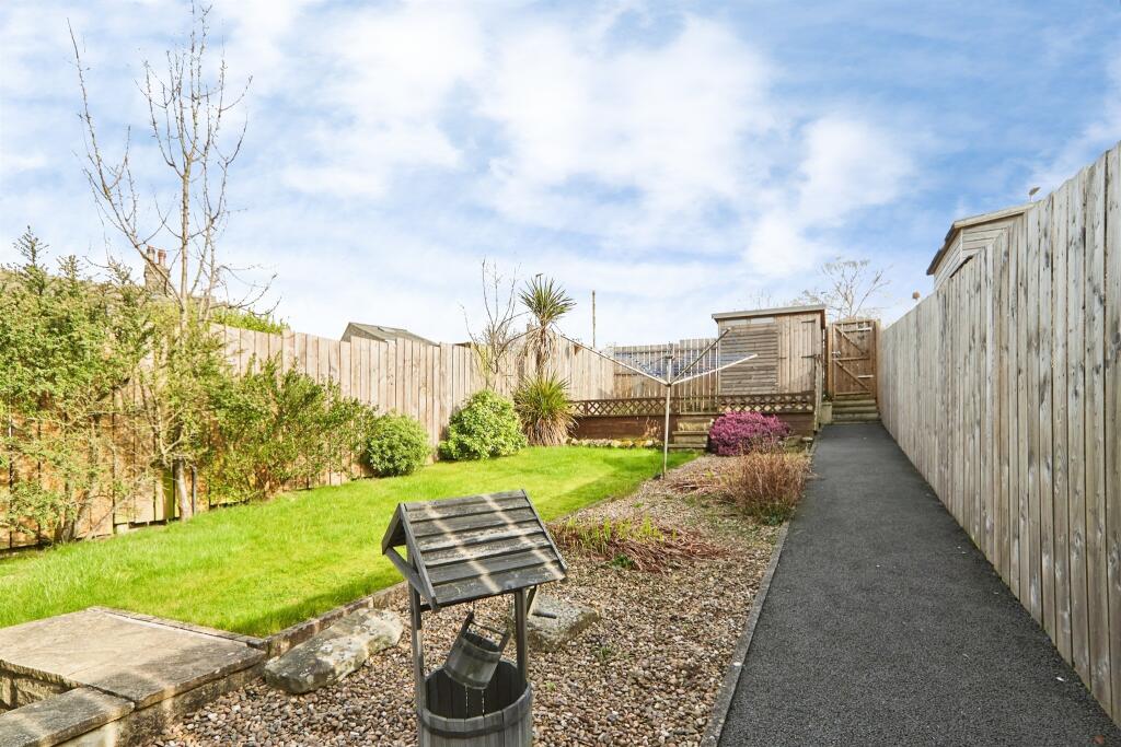House in Leeds, Larkfield, Rawdon - View 2