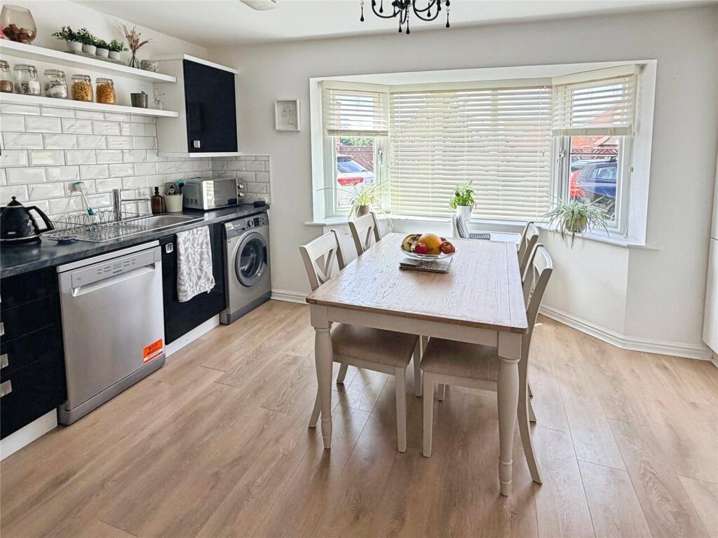 House in Doncaster, Dunscroft, Hatfield - More