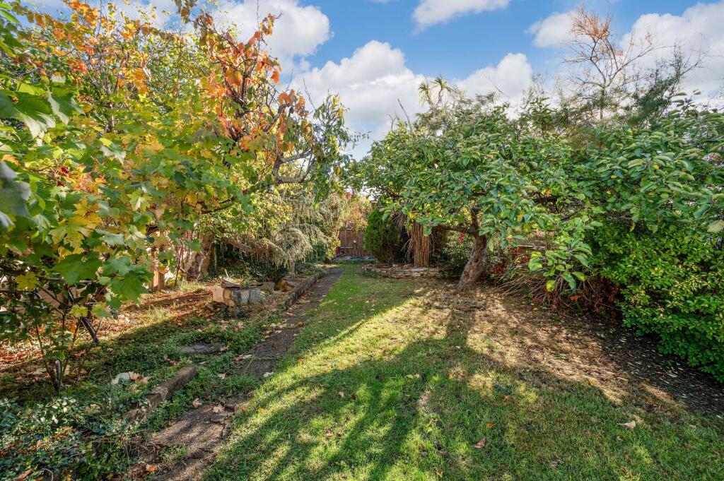 Woodstone Avenue, Stoneleigh, KT17 photo 3