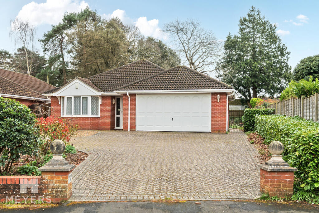 Main image of property: 39 Albert Road, Ferndown, BH22 9