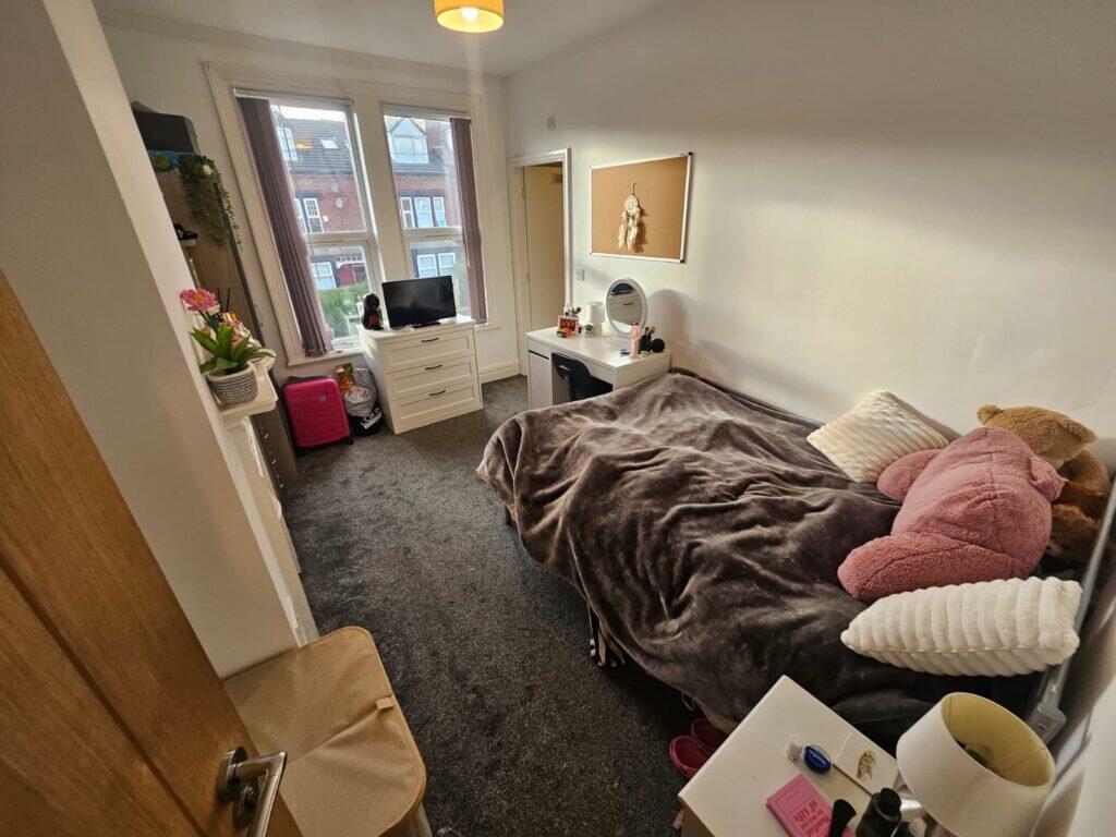6 bedroom end of terrace house for rent