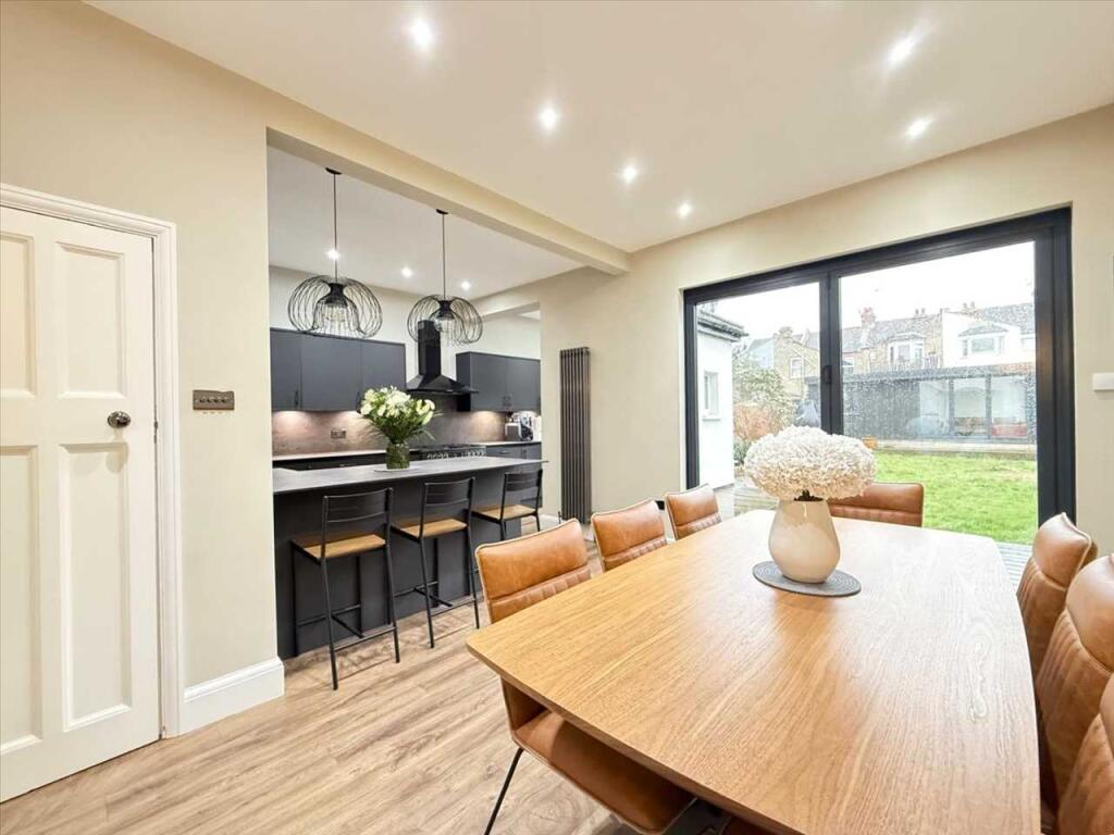 Westcliff on Sea * DETACHED HOME WITH SUMMERHOUSE * photo 4