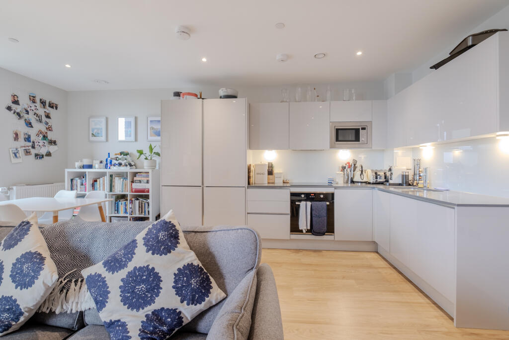 81 Plough Lane, London, SW17 photo 2