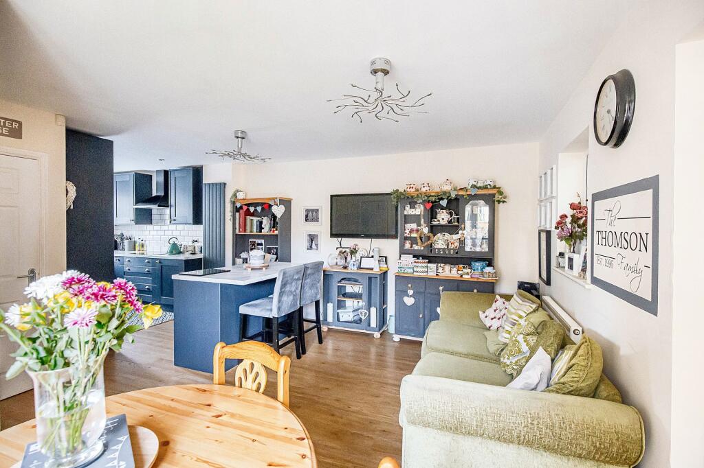 Avenue De Gien, Malmesbury, SN16 photo 2