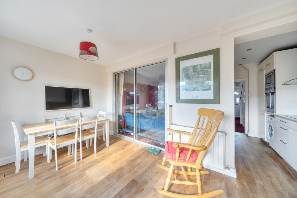House in London, Belmont - View 4
