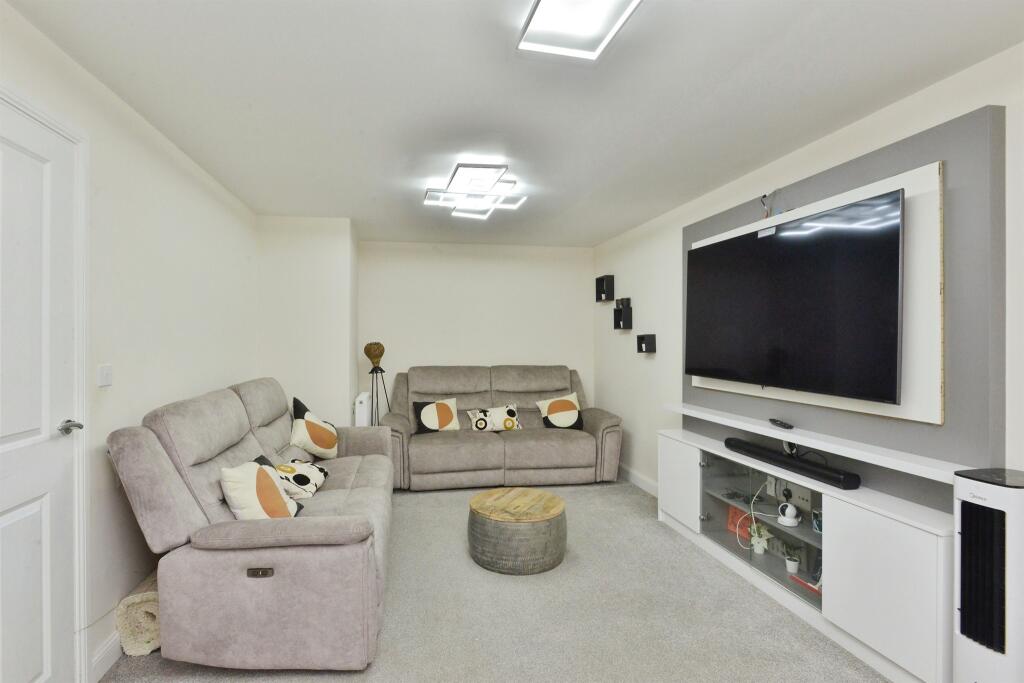 House in Milton Keynes, Fairfields - View 5