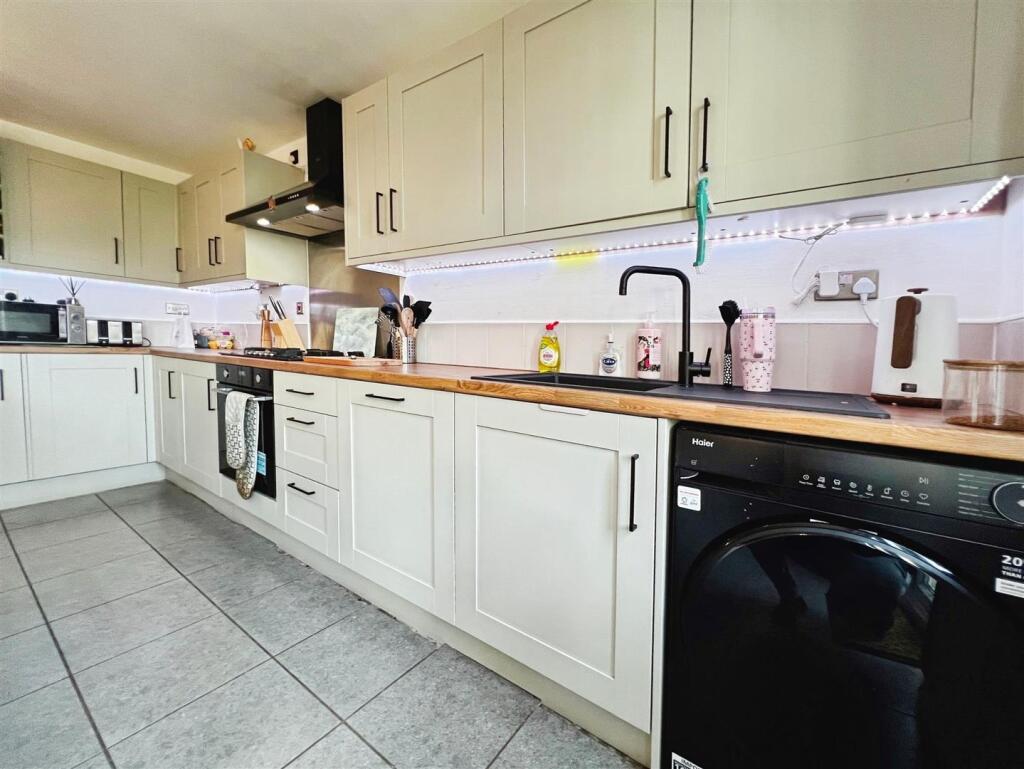 Loxley Close, Bradford, BD2 3HX photo 5