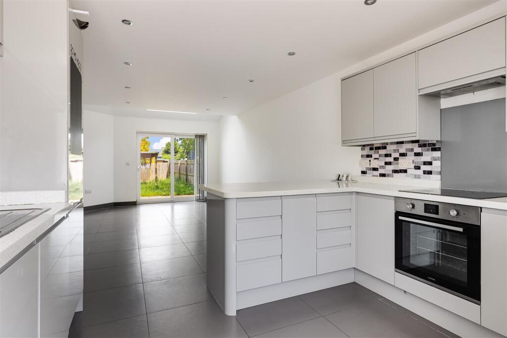 House in Cambridge, Lynfield Court, Chesterton - More