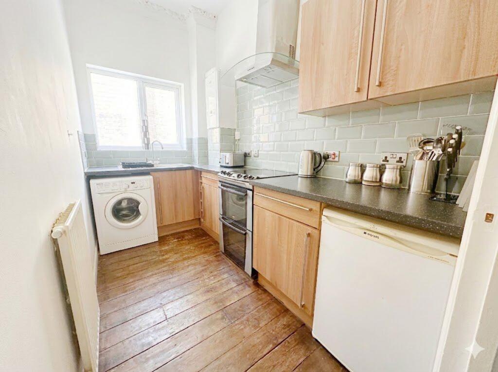 Clapham Road, Bedford, MK41 photo 2