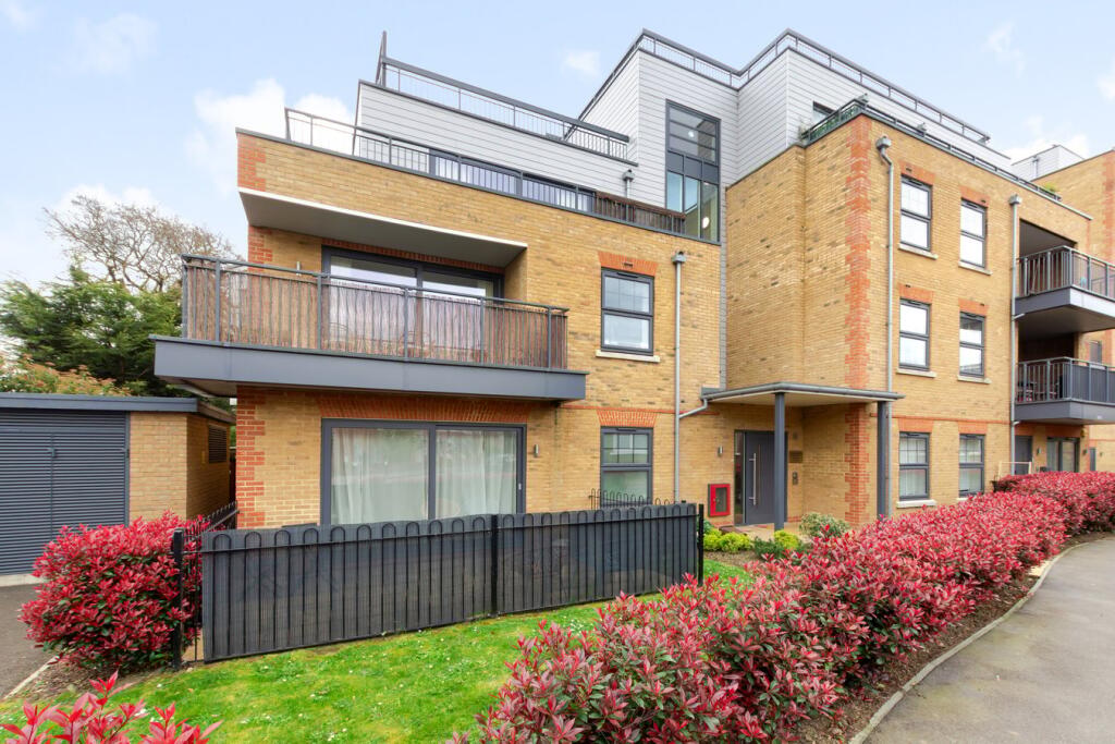 Main image of property: 4 Cross Road, Sidcup, DA14