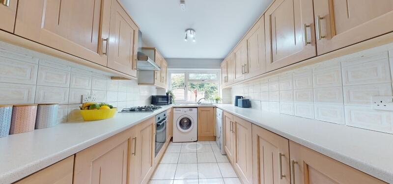 6 bedroom semi-detached house for rent