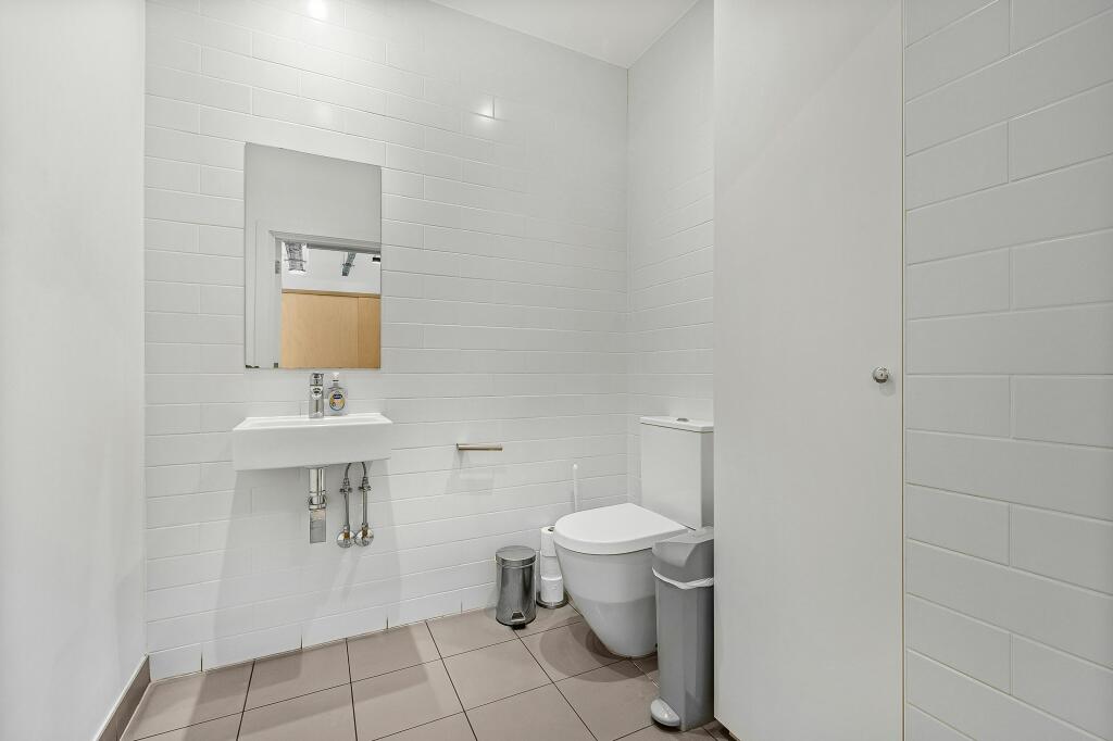 bathroom 1.jpg