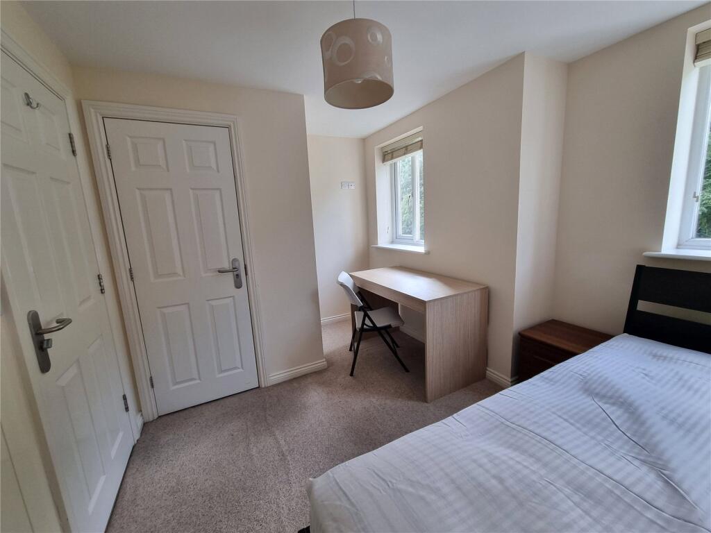 5 bedroom end of terrace house for rent