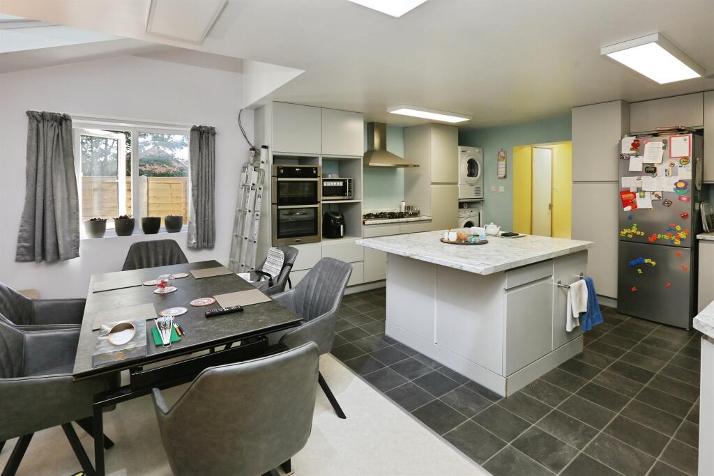 Clover Way, Hedge End, Southampton photo 4
