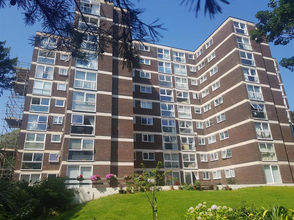 Main image of property: LARGE ONE BEDROOM APARTMENT