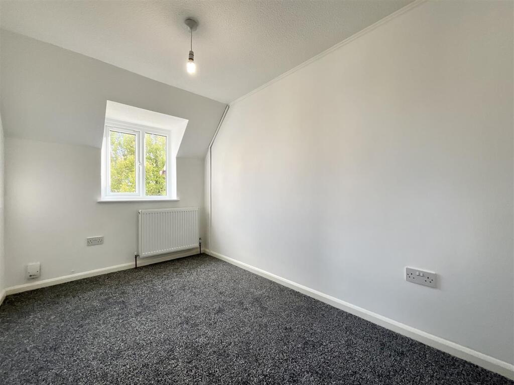 House in Bristol, Longwell Green, Oldland - More