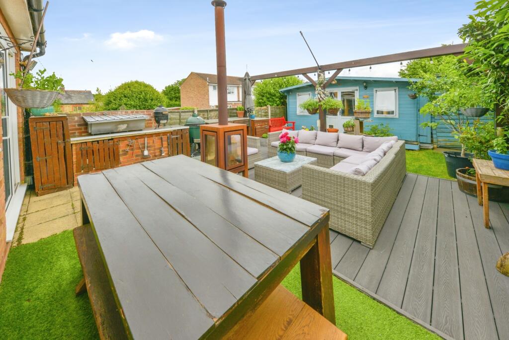 House in Hertford, Watton-at-Stone - More