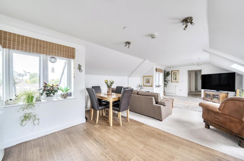 Oakbank Avenue, Walton On Thames, KT12 - View 5