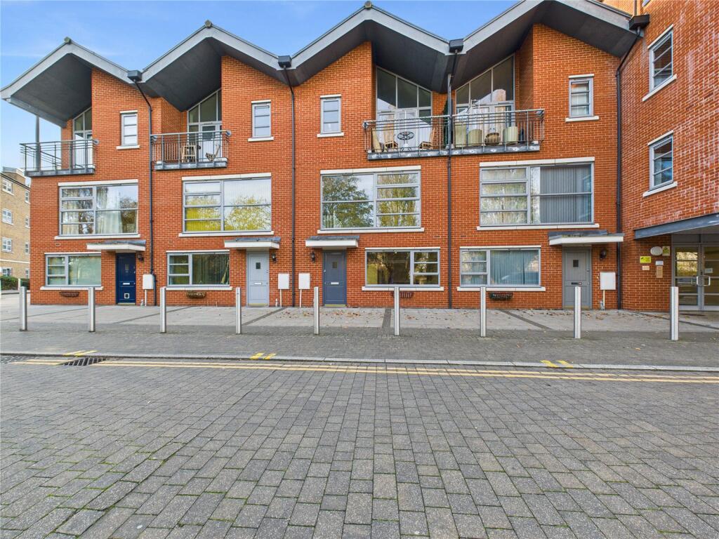 2-bed flat on Rotary Way, Colchester, CO3, £210,000