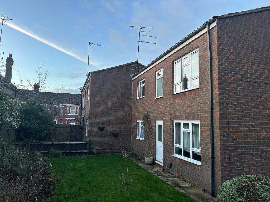 1-bed flat on Great Northern Road, Dunstable, Bedfordshire, LU5 4BT, £150,000