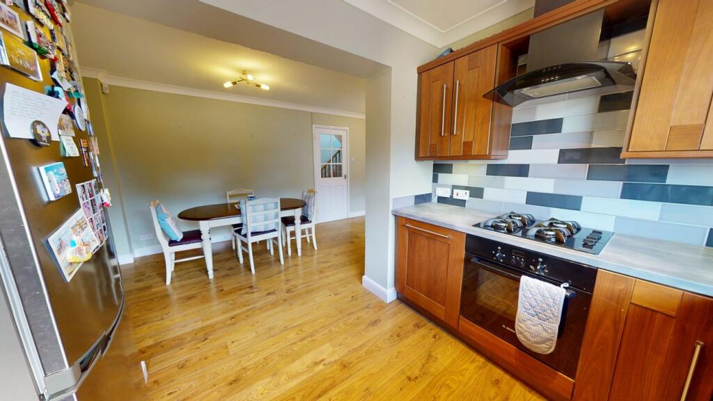 House in Doncaster, Haslam Park, Bessacarr - More