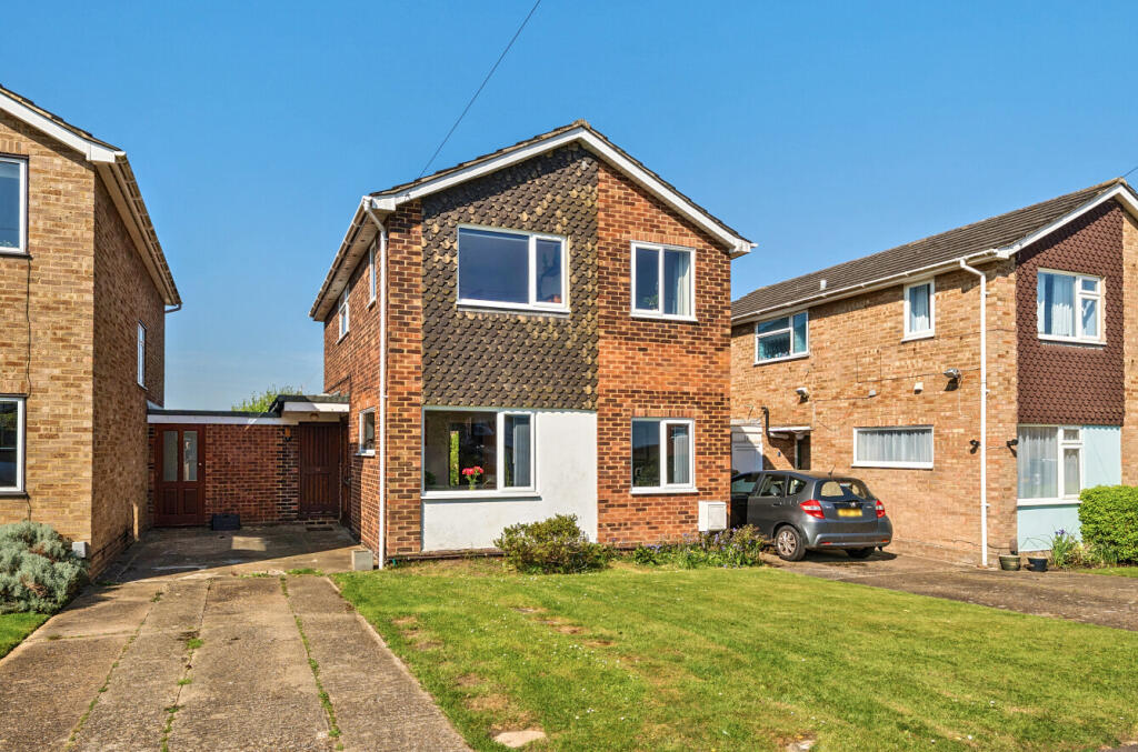3-bed detached on Hillbrow Close, Wood Street Village, Guildford, Surrey, GU3, £500,000