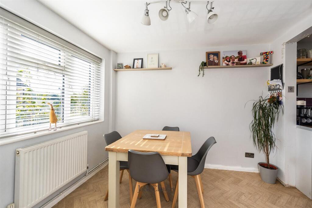 House in Tunbridge Wells, Pembury - More