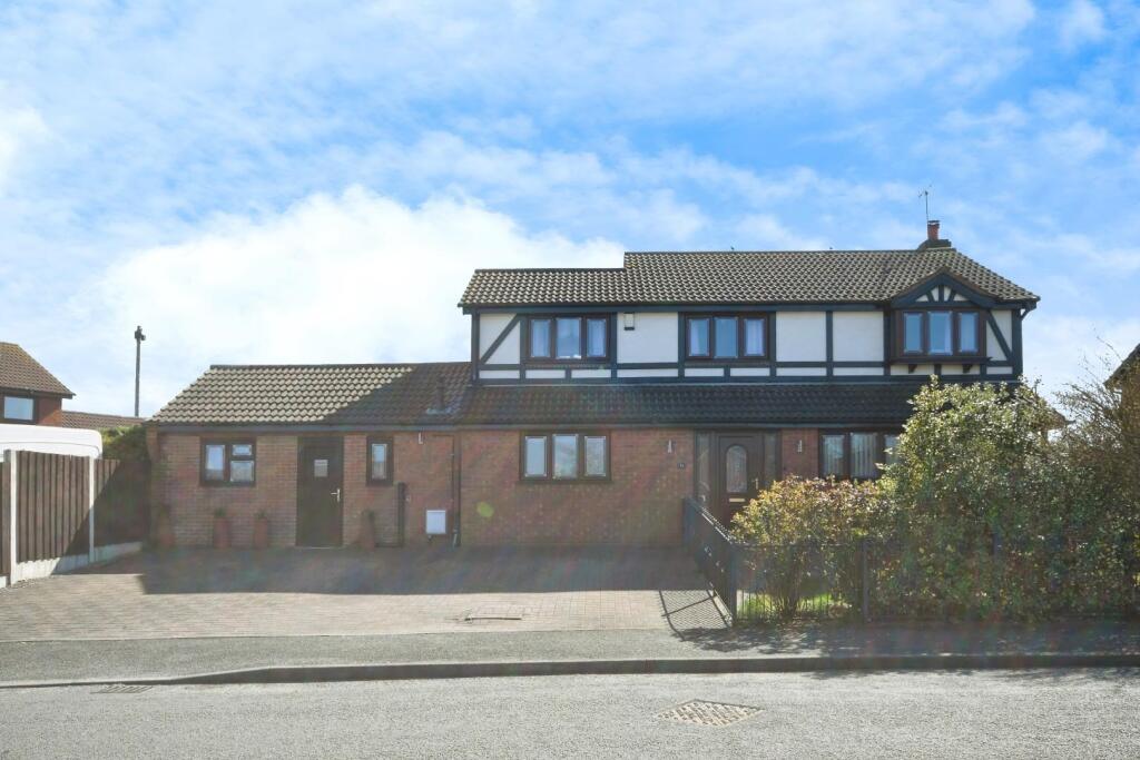4-bed detached on Ridgeway, Clowne, Chesterfield, S43 4BD, £415,000