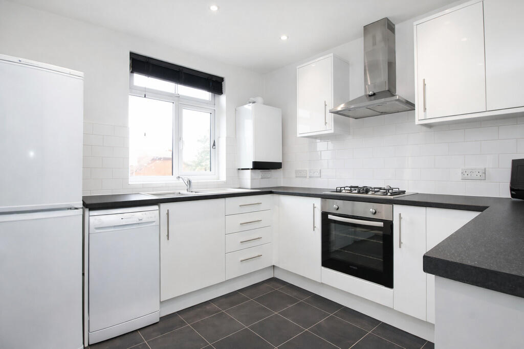 Apartment in Sutton - View 3