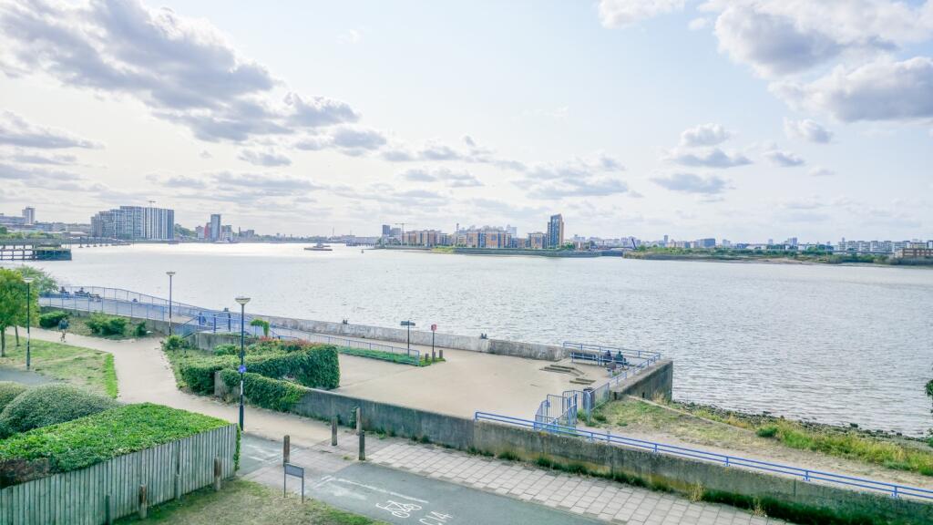 Apartment in London, Thamesmead - View 4
