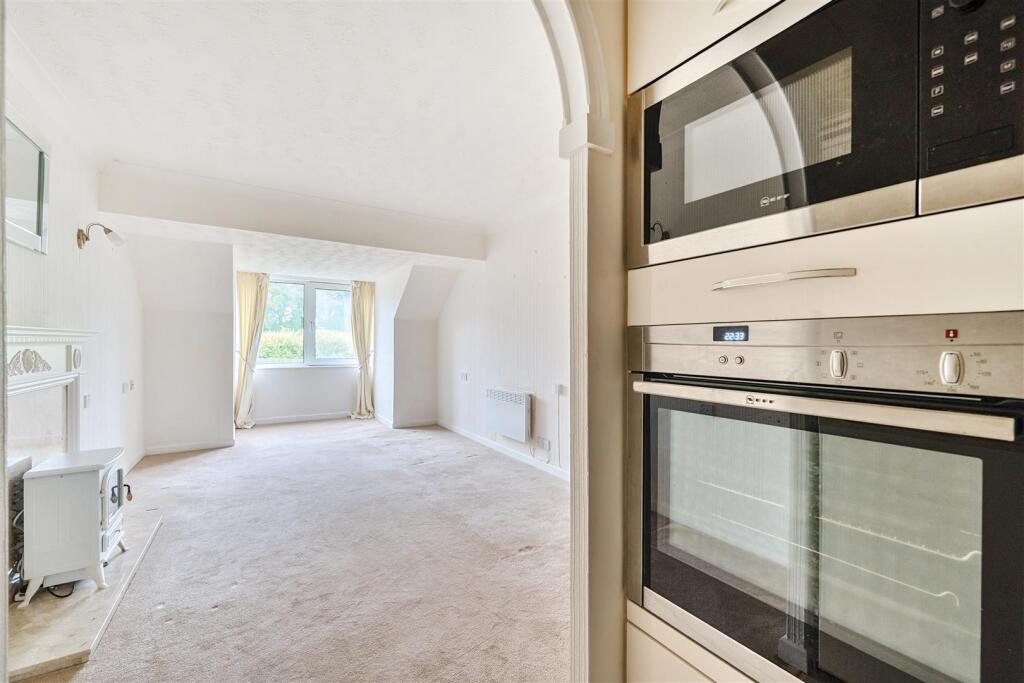 McKernan Court, High Street, Sandhurst, Berkshire, GU47 8HH photo 3