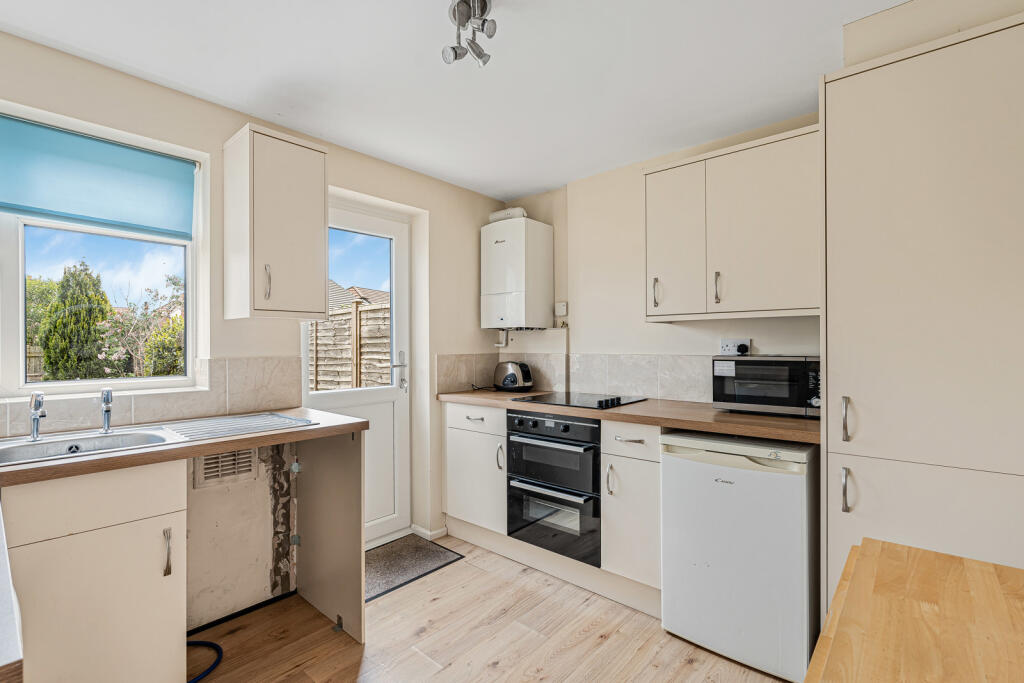 Wentworth Close, Farnham, Surrey, GU9 photo 3