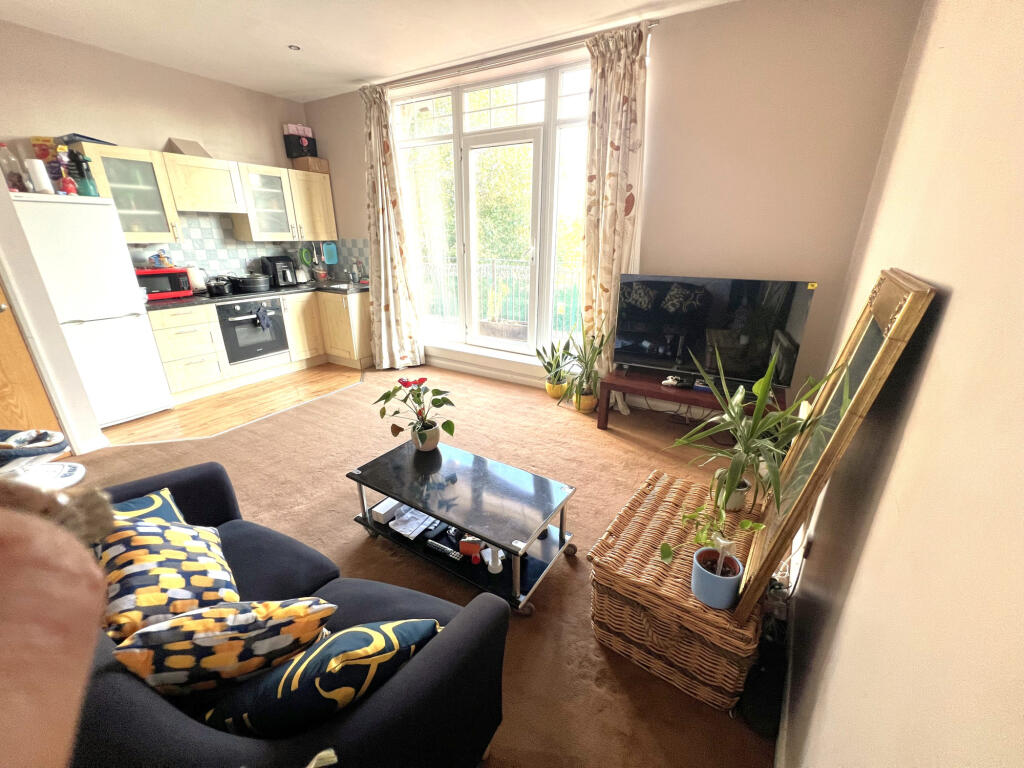195 Lynchford Road, Farnborough, Hampshire, GU14 photo 3