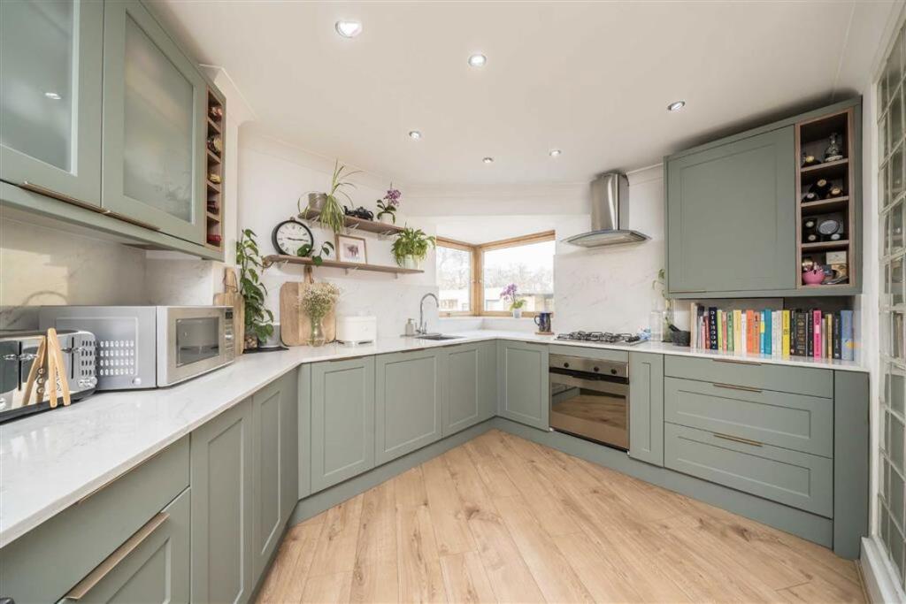 Main image of property: Commercial Road, Limehouse