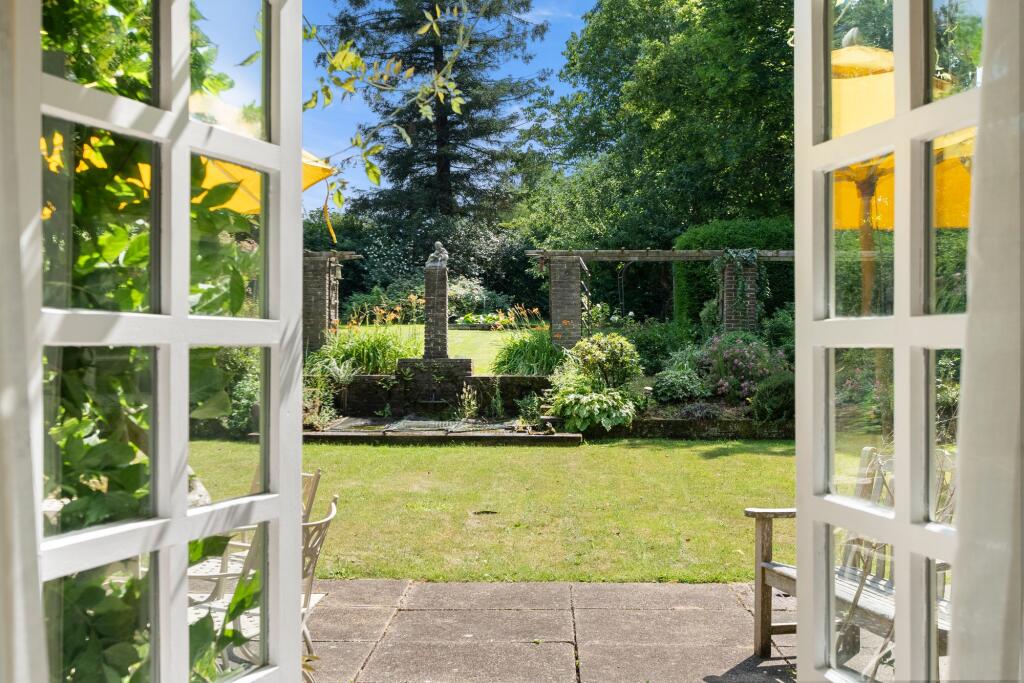 Cobham Road, Fetcham, KT22 photo 3