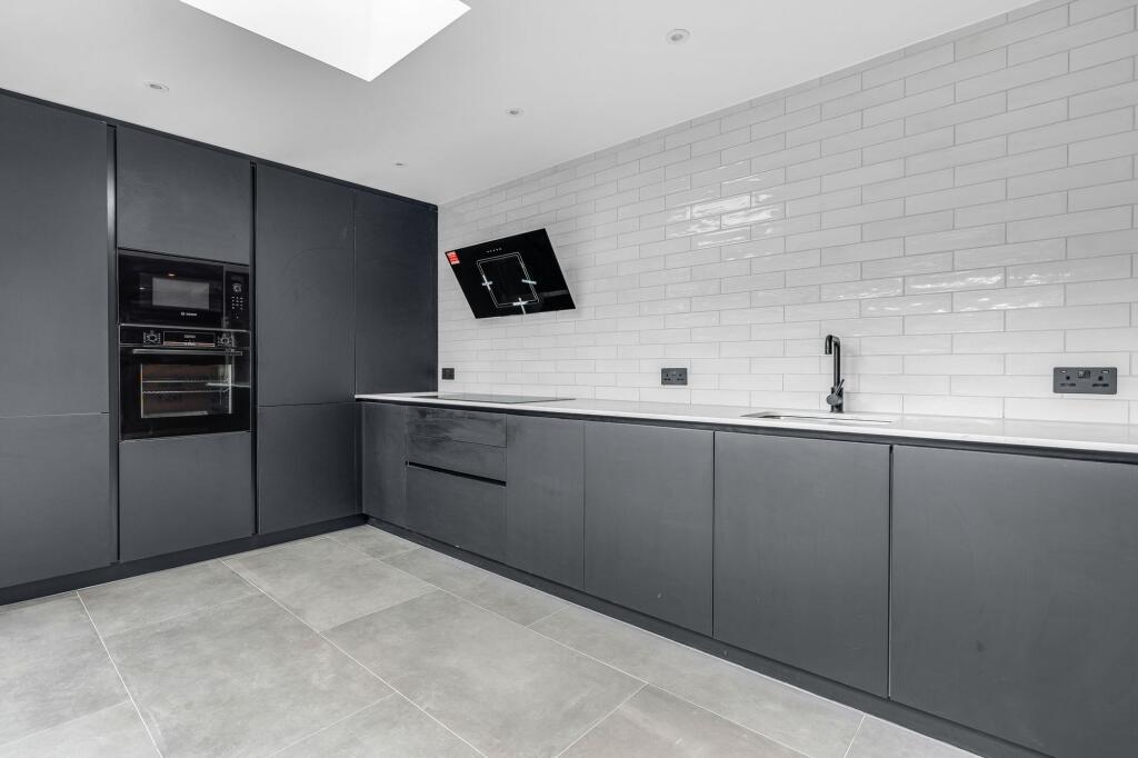 House in East Hertfordshire, Kings Hill, Ware - View 4