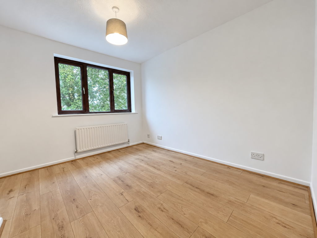 House in Eastleigh, Hedge End - More