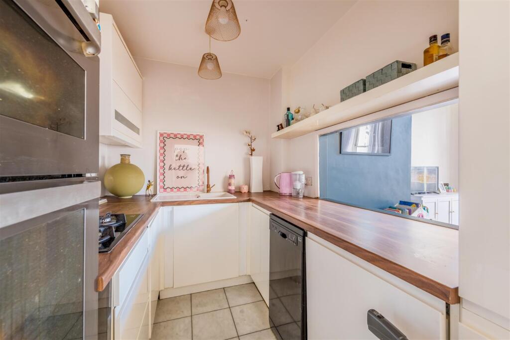 Apartment in Brighton - View 3