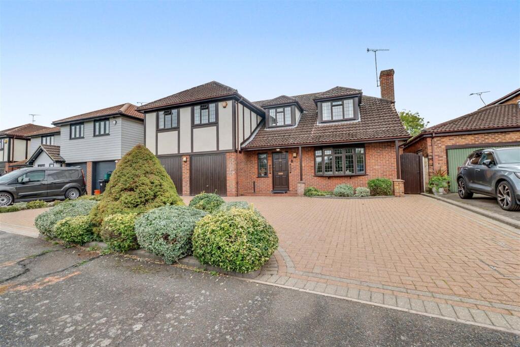 5-bed detached on Riverside Walk, Wickford, £850,000