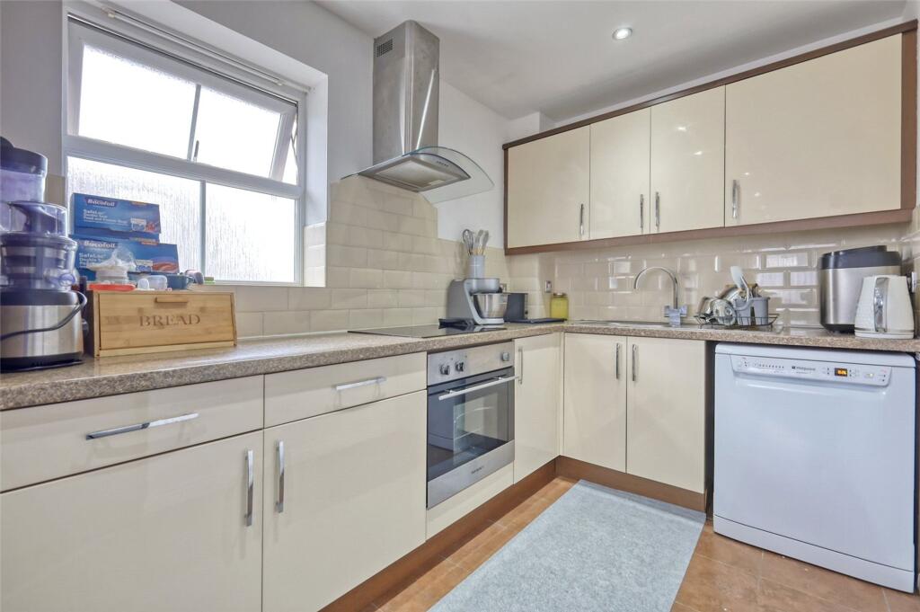 St. Stephens Crescent, Chadwell St. Mary, RM16 photo 3