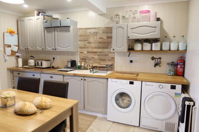 KITCHEN/DINING ROOM: