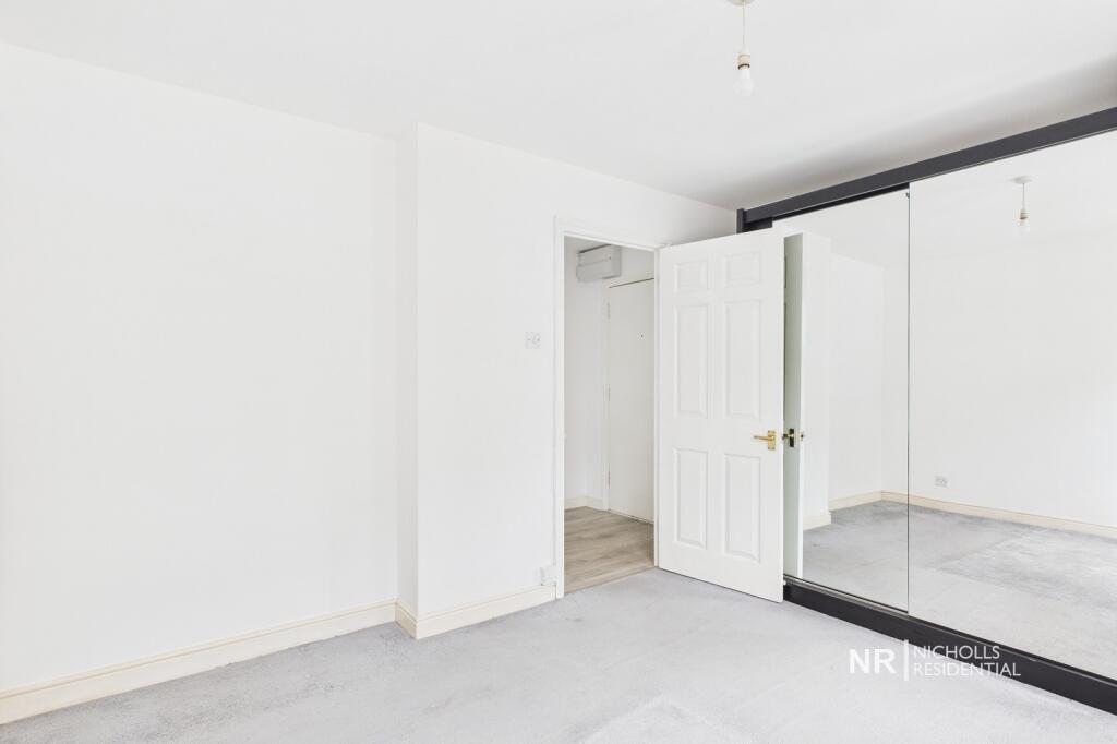 Apartment in London, Tolworth - More