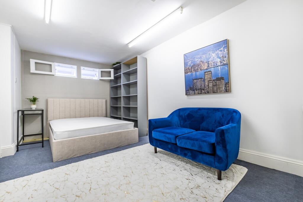 2 bedroom mews property for rent