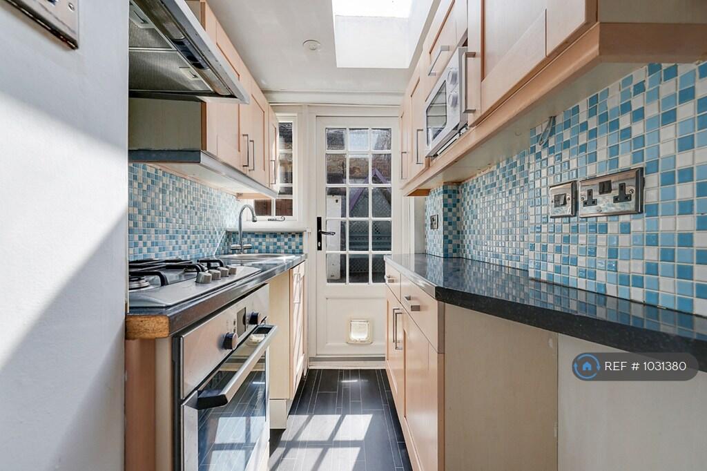 House in Tandridge, Church Town, Godstone - More